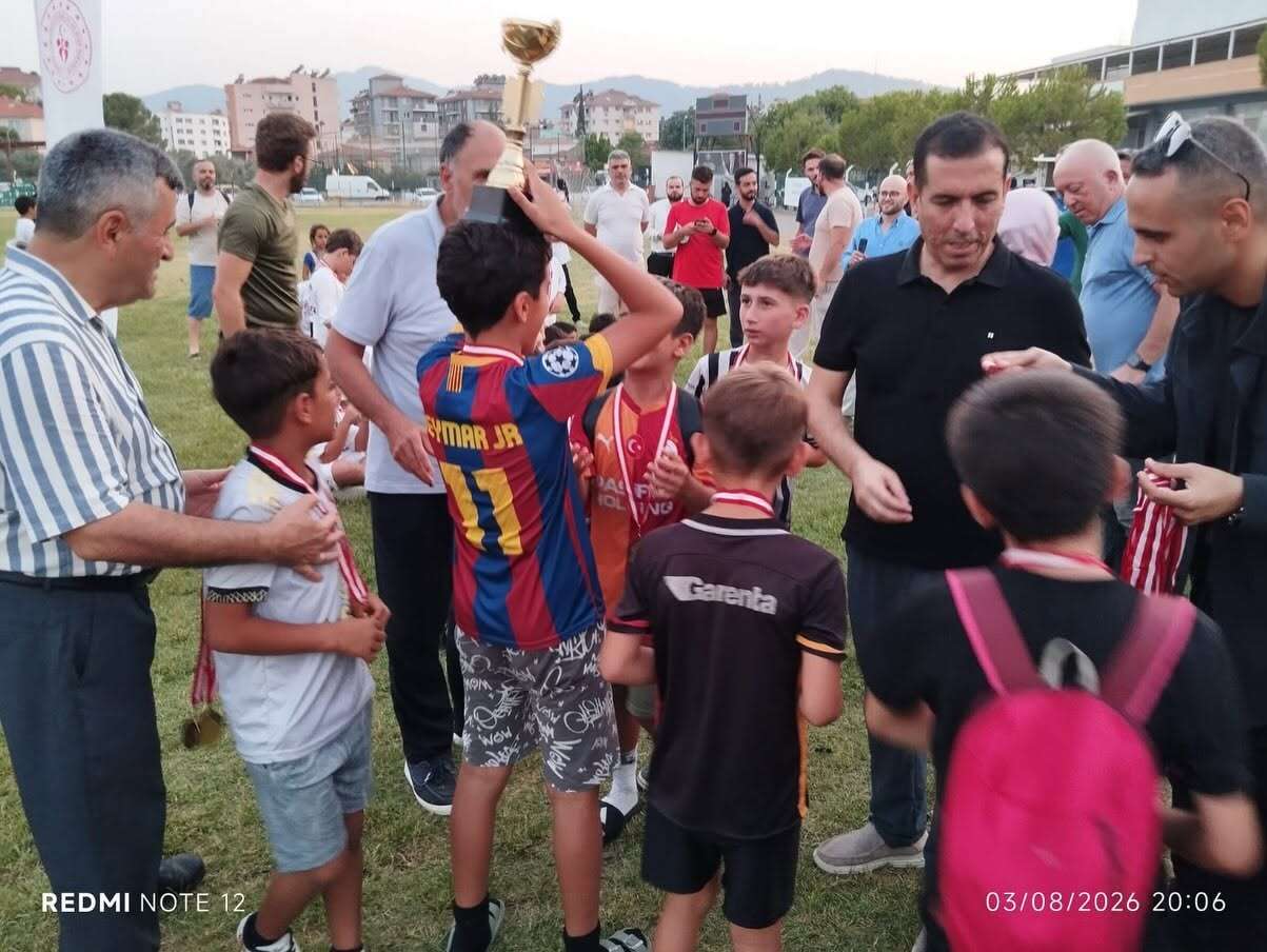 Ortaca'da Minikler ve Büyükler Sahaya Çıktı: Futbol Turnuvasında Şampiyonlar Belli Oldu 2